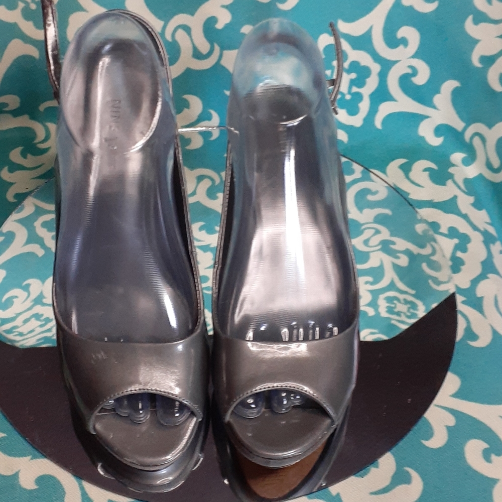 NINE WEST - Faux Gray Patent Peep Toe Heels Sz 7.5